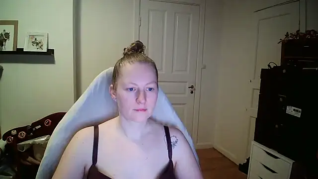 Snapshot of Girlnina-1995 chatting on February 4, 7:25 am Girlnina-1995 online show from February 4, 7:25 am