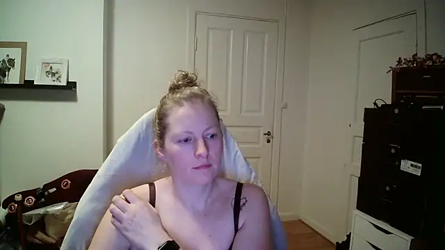 Snapshot of Girlnina-1995 chatting on February 4, 8:03 pm Girlnina-1995 online show from February 4, 8:03 pm