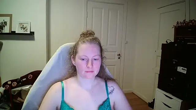 Snapshot of Girlnina-1995 chatting on February 9, 8:13 pm Girlnina-1995 online show from February 9, 8:13 pm