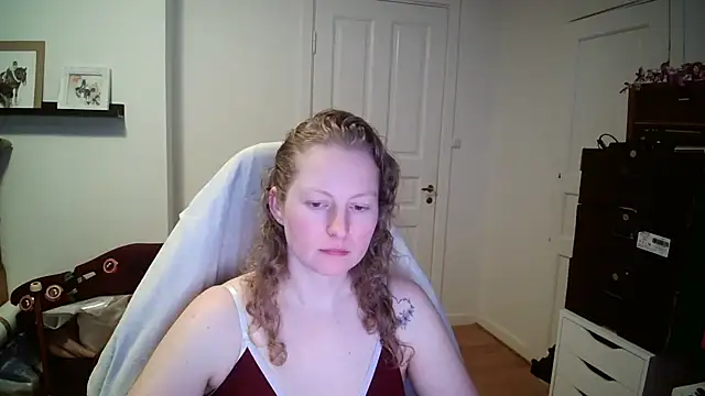 Snapshot of Girlnina-1995 chatting on February 12, 12:00 pm Girlnina-1995 online show from February 12, 12:00 pm