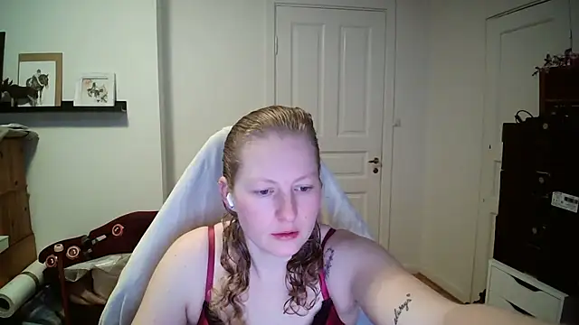 Snapshot of Girlnina-1995 chatting on February 18, 8:32 am Girlnina-1995 online show from February 18, 8:32 am