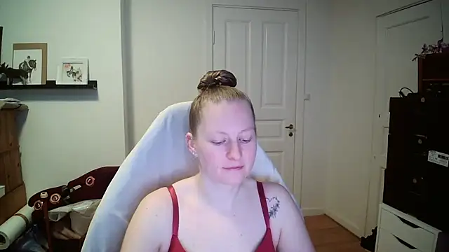 Snapshot of Girlnina-1995 chatting on February 19, 10:11 am Girlnina-1995 online show from February 19, 10:11 am