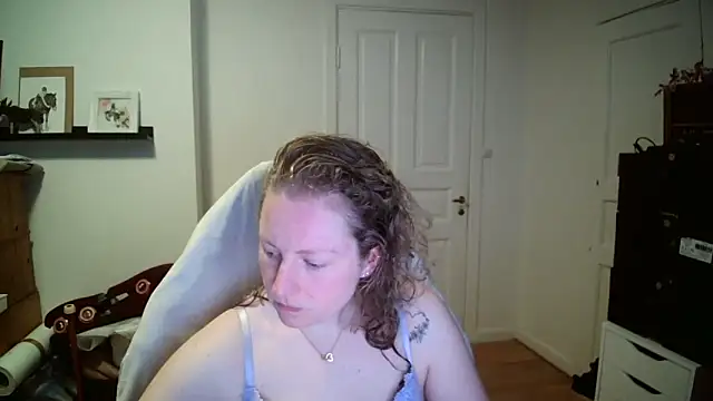 Snapshot of Girlnina-1995 chatting on February 23, 8:12 am Girlnina-1995 online show from February 23, 8:12 am