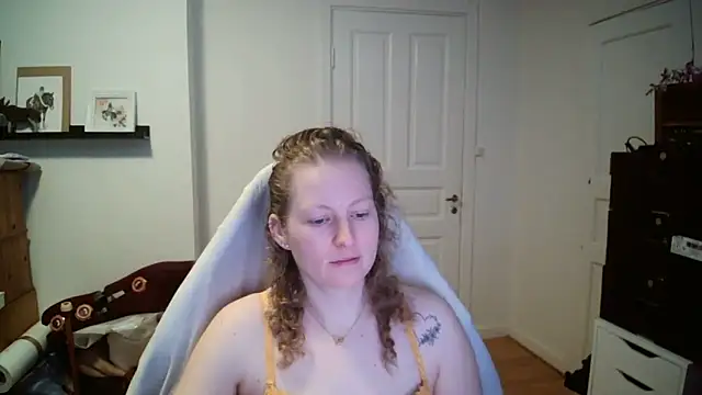 Snapshot of Girlnina-1995 chatting on February 24, 10:13 am Girlnina-1995 online show from February 24, 10:13 am