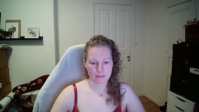 Snapshot of Girlnina-1995 chatting on February 25, 10:14 am Girlnina-1995 online show from February 25, 10:14 am