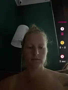 Snapshot of Girlnina-1995 chatting on June 24, 6:51 pm Girlnina-1995 online show from June 24, 6:51 pm
