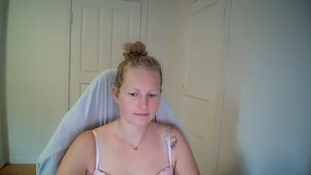 Snapshot of Girlnina-1995 chatting on July 20, 10:39 am Girlnina-1995 online show from July 20, 10:39 am