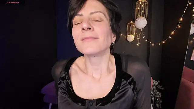 LorenDaze online show from February 5, 2:16 pm