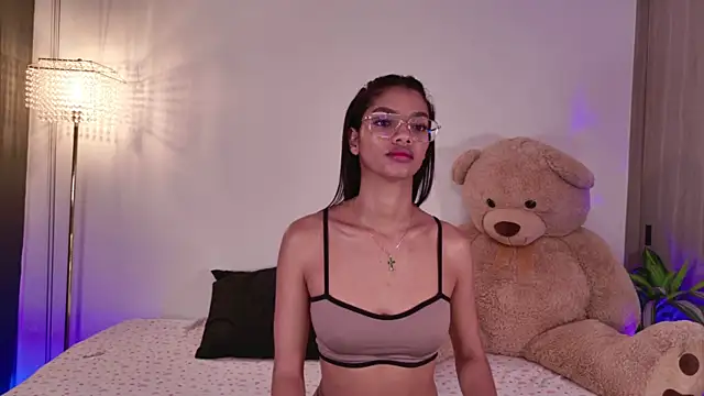 Snapshot of liagirl_cute chatting on May 9, 5:23 am liagirl cute online show from May 9, 5:23 am