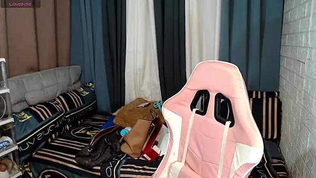 Snapshot of MagnificatMistress chatting on January 12, 12:39 am MagnificatMistress online show from January 12, 12:39 am