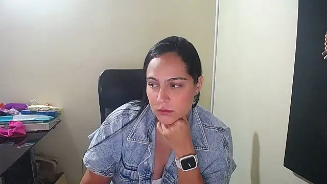 Snapshot of kendall_52 chatting on December 20, 1:43 pm kendall 52 online show from December 20, 1:43 pm
