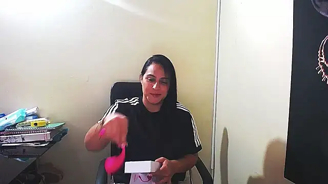 Snapshot of kendall_52 chatting on January 24, 1:47 pm kendall 52 online show from January 24, 1:47 pm