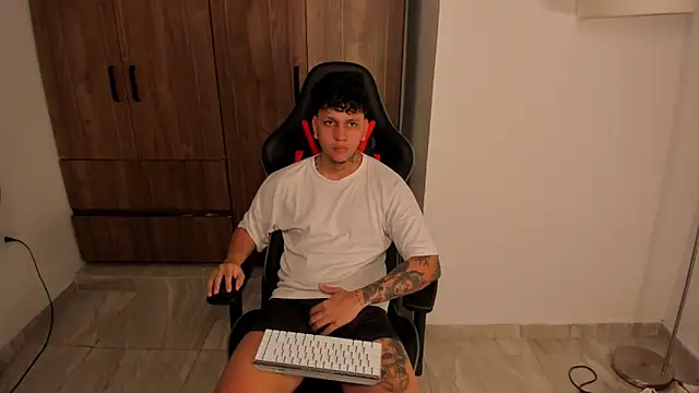 Snapshot of Jake_simons chatting on November 12, 12:11 am Jake simons online show from November 12, 12:11 am