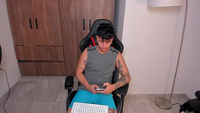 Snapshot of Jake_simons chatting on November 28, 11:02 am Jake simons online show from November 28, 11:02 am