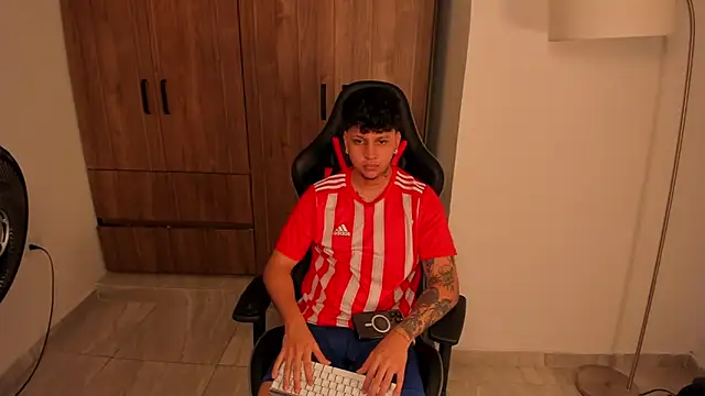 Snapshot of Jake_simons chatting on December 3, 8:18 pm Jake simons online show from December 3, 8:18 pm