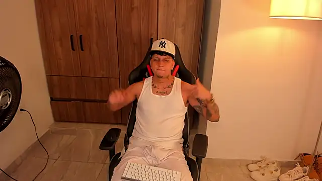 Snapshot of Jake_simons chatting on January 13, 7:13 am Jake simons online show from January 13, 7:13 am