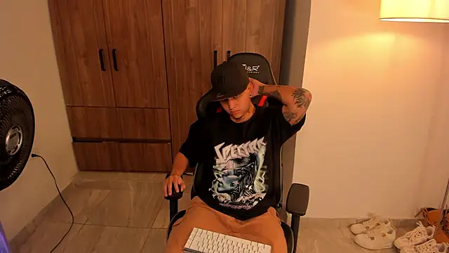 Snapshot of Jake_simons chatting on January 14, 9:59 am Jake simons online show from January 14, 9:59 am