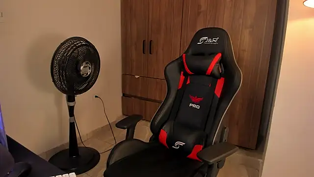 Snapshot of Jake_simons chatting on February 15, 5:37 am Jake simons online show from February 15, 5:37 am