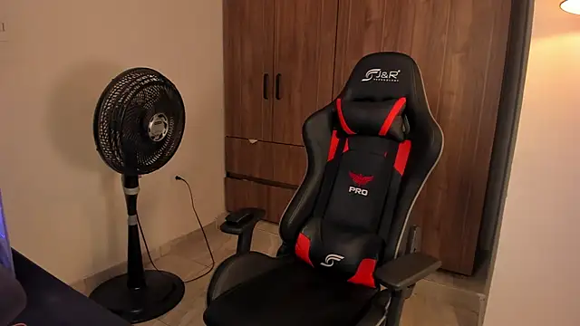 Snapshot of Jake_simons chatting on February 15, 7:51 am Jake simons online show from February 15, 7:51 am