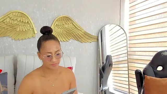 Snapshot of EmmaFerrary chatting on February 26, 4:39 pm EmmaFerrary online show from February 26, 4:39 pm