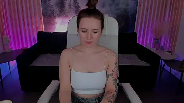 Snapshot of JennyDens chatting on February 10, 8:53 am JennyDens online show from February 10, 8:53 am