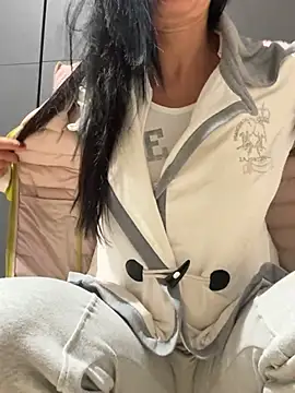 Snapshot of Luna-77 chatting on April 5, 4:31 am Luna-77 online show from April 5, 4:31 am