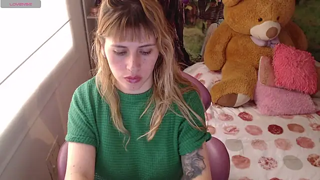 Snapshot of thamarajane chatting on April 23, 7:49 pm thamarajane online show from April 23, 7:49 pm