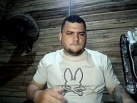 Snapshot of Arcangel_05 chatting on June 22, 12:02 am Arcangel 05 online show from June 22, 12:02 am