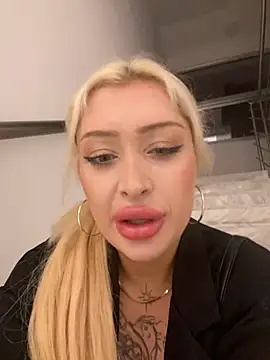 Snapshot of JennaLinn chatting on July 8, 1:21 am JennaLinn online show from July 8, 1:21 am