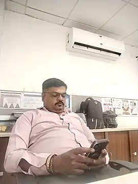 Snapshot of Desi_Londa_143 chatting on October 16, 5:08 am Desi Londa 143 online show from October 16, 5:08 am