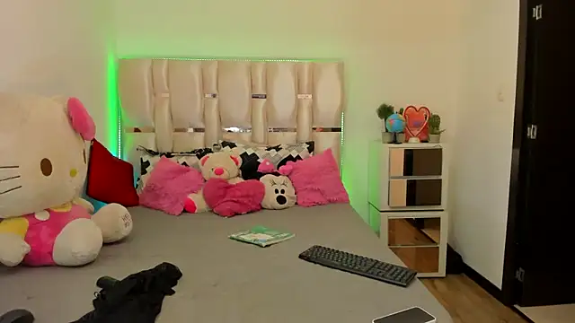 Snapshot of viioolleettaa chatting on December 7, 9:06 am viioolleettaa online show from December 7, 9:06 am