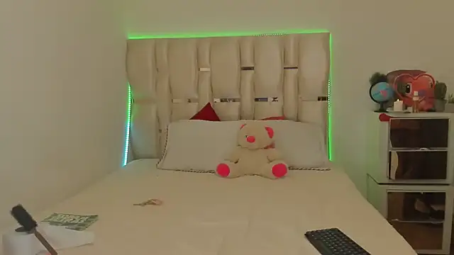 Snapshot of viioolleettaa chatting on December 22, 6:17 am viioolleettaa online show from December 22, 6:17 am