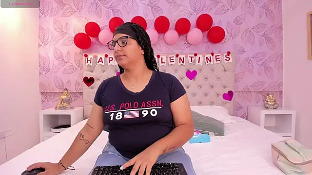 DanielleEvans  online show from February 15, 11:28 am