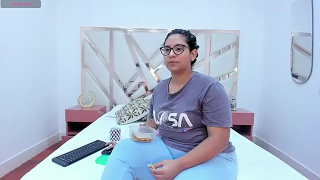 DanielleEvans  online show from February 25, 11:41 am