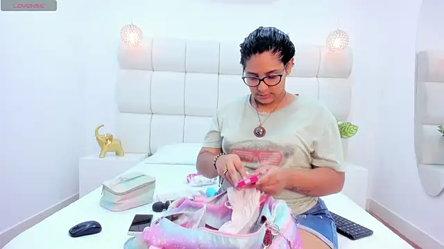 DanielleEvans  online show from February 26, 11:20 am