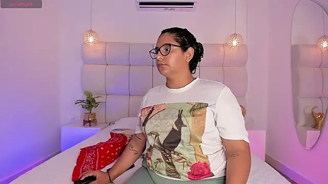 DanielleEvans  online show from November 21, 11:20 am