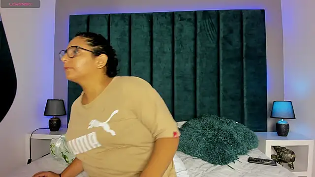 DanielleEvans  online show from December 3, 11:08 am