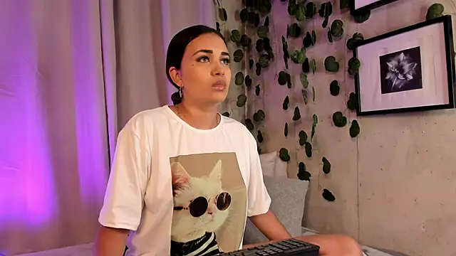 aisha es online show from February 18, 9:42 pm