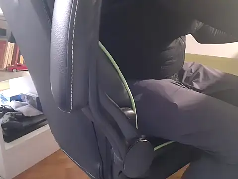 Snapshot of feathersify chatting on February 4, 6:41 am feathersify online show from February 4, 6:41 am