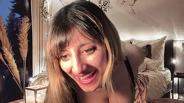 Snapshot of Focal_Humorist99 chatting on December 10, 1:32 am Focal Humorist99 online show from December 10, 1:32 am