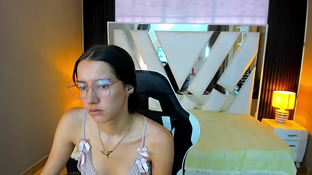 Linda4Petite online show from November 9, 1:20 pm