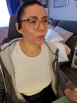 Ellie-L-Elizabeth online show from December 10, 3:44 pm