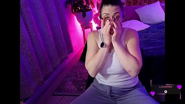 Ellie-L-Elizabeth online show from February 14, 7:05 am