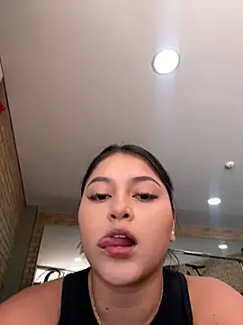 lunablossom  online show from December 31, 6:35 pm