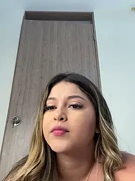 lunablossom  online show from February 1, 6:40 pm