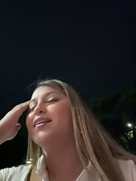 lunablossom  online show from March 17, 12:30 am