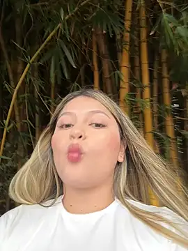 lunablossom  online show from September 16, 9:49 pm