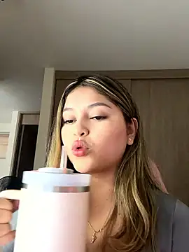 lunablossom  online show from January 13, 10:15 pm