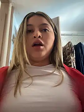 lunablossom  online show from January 18, 8:12 pm