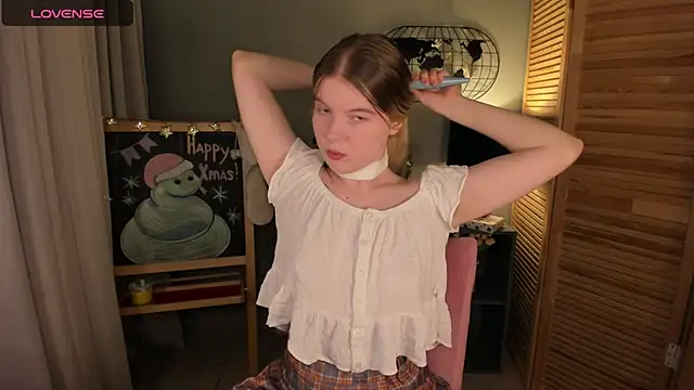 Snapshot of ohmyJuliet chatting on December 6, 2:13 am ohmyJuliet online show from December 6, 2:13 am